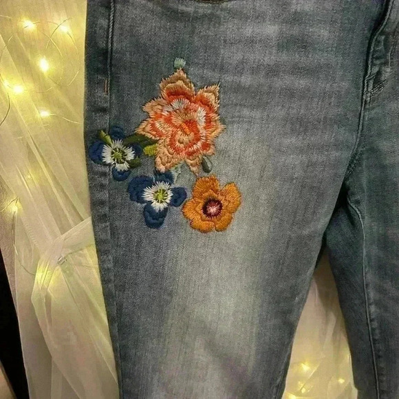 Mossimo Flower Jeans . Size 12Short. Preowned. Soft and Comfy. Women’s. - Picture 2 of 3